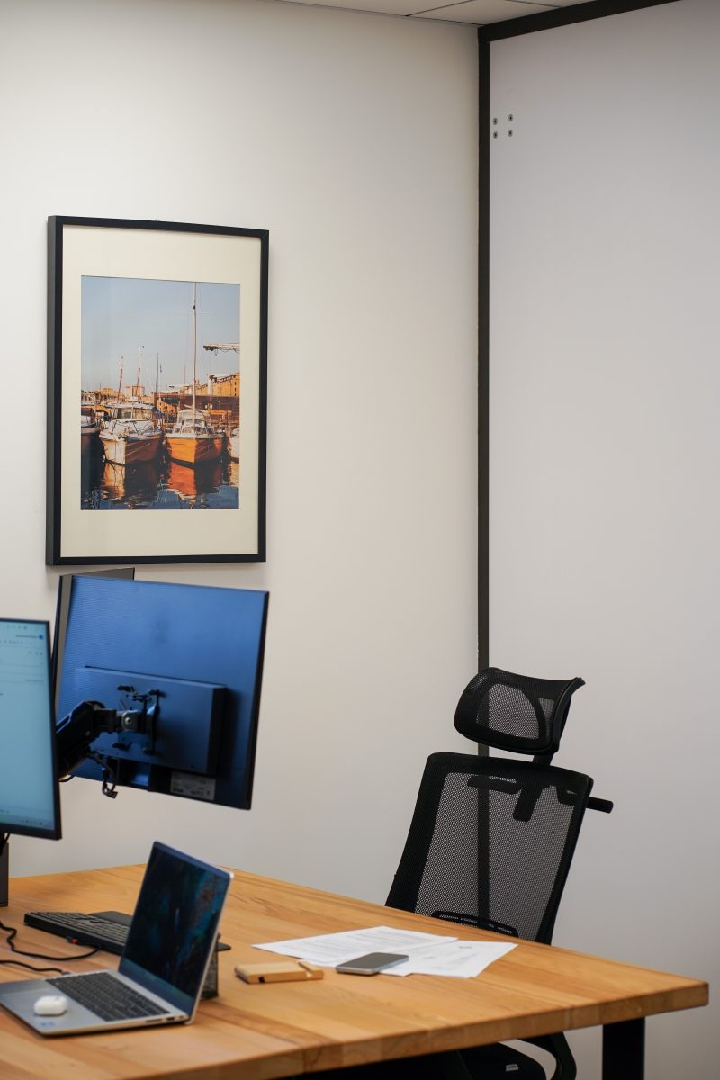 Poste de travail du cabinet, double écran et photo du Vieux-Port
