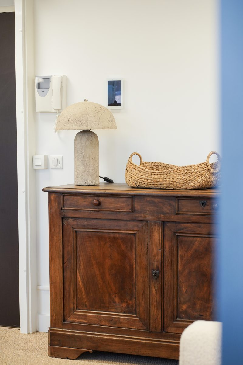 Commode ancienne et lampe dans l'entrée du cabinet